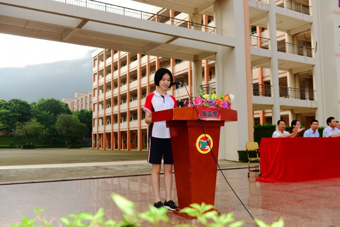 學生代表發言學校還為上一學年度優秀學生進行了表彰,譚元軍校長為