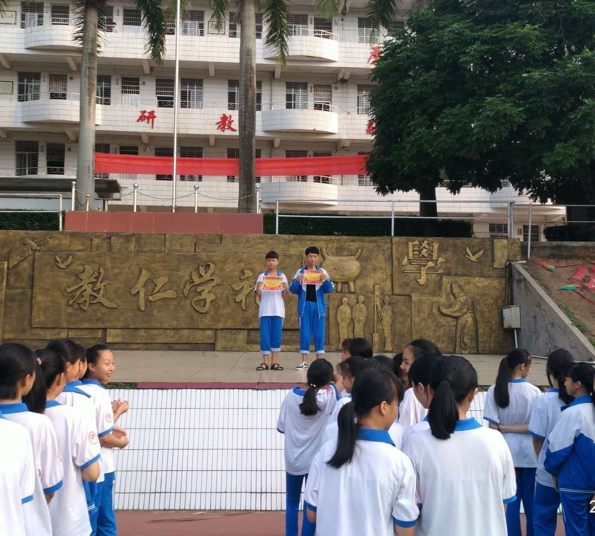 曹中學生學雷鋒,好人好事留美名 - 高州市曹江中學 - 廣東省教育資源